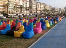 Tabure, Minder & Oturma Grubu Kiralama tabure minder kiralama 8 İzmir Organizasyon Bir çok etkinlikte özellikle konserler, üniversite şenlikleri, bahçe partileri, piknik, belediye şenlikleri, doğum günleri, parti, düğün, sünnet ve daha diğer tüm organizasyonlar için renkli yer minderlerini ve tabureleri kullanımınıza sunuyoruz. Yer minderlerimiz genelde 1x1 ölçülerinde kare ve armut şeklinde olup bir çok renkleri mevcuttur. Sayı sınırlaması olmadan istediğiniz kadar kiralayabilirsiniz. istediğiniz ölçüde ve renkte minder sunabiliriz. Minderleri bulunduğunuz ortama dağıtarak hem güzel bir görsellik hem de renk katmış olursunuz. Organizasyonlarda yer sıkıntısı olduğunda veya nostaljik bir konsept yapıyorsanız az yer kaplayan taburelerden kullanılabilinir. Tabureler; ahşap tabure, plastik tabure, bar taburesi, hasır tabure olarak çeşitlilik gösterir. Tabureleri istediğiniz sayıda ve renkte kiralayabilirsiniz. Ayrıca dilerseniz hem minderleri hem de taburelerin nakliyesini ekstra olarak istediğiniz yere ulaştırabiliriz. Armut Minder Kiralama İzmir