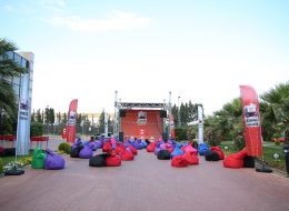 Tabure, Minder & Oturma Grubu Kiralama tabure minder oturma grubu kiralama 2 İzmir Organizasyon Bir çok etkinlikte özellikle konserler, üniversite şenlikleri, bahçe partileri, piknik, belediye şenlikleri, doğum günleri, parti, düğün, sünnet ve daha diğer tüm organizasyonlar için renkli yer minderlerini ve tabureleri kullanımınıza sunuyoruz. Yer minderlerimiz genelde 1x1 ölçülerinde kare ve armut şeklinde olup bir çok renkleri mevcuttur. Sayı sınırlaması olmadan istediğiniz kadar kiralayabilirsiniz. istediğiniz ölçüde ve renkte minder sunabiliriz. Minderleri bulunduğunuz ortama dağıtarak hem güzel bir görsellik hem de renk katmış olursunuz. Organizasyonlarda yer sıkıntısı olduğunda veya nostaljik bir konsept yapıyorsanız az yer kaplayan taburelerden kullanılabilinir. Tabureler; ahşap tabure, plastik tabure, bar taburesi, hasır tabure olarak çeşitlilik gösterir. Tabureleri istediğiniz sayıda ve renkte kiralayabilirsiniz. Ayrıca dilerseniz hem minderleri hem de taburelerin nakliyesini ekstra olarak istediğiniz yere ulaştırabiliriz. İzmir Armut Minder Kiralama