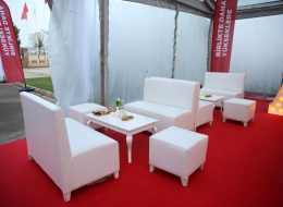 Tabure, Minder & Oturma Grubu Kiralama tabure minder oturma grubu kiralama İzmir Organizasyon Bir çok etkinlikte özellikle konserler, üniversite şenlikleri, bahçe partileri, piknik, belediye şenlikleri, doğum günleri, parti, düğün, sünnet ve daha diğer tüm organizasyonlar için renkli yer minderlerini ve tabureleri kullanımınıza sunuyoruz. Yer minderlerimiz genelde 1x1 ölçülerinde kare ve armut şeklinde olup bir çok renkleri mevcuttur. Sayı sınırlaması olmadan istediğiniz kadar kiralayabilirsiniz. istediğiniz ölçüde ve renkte minder sunabiliriz. Minderleri bulunduğunuz ortama dağıtarak hem güzel bir görsellik hem de renk katmış olursunuz. Organizasyonlarda yer sıkıntısı olduğunda veya nostaljik bir konsept yapıyorsanız az yer kaplayan taburelerden kullanılabilinir. Tabureler; ahşap tabure, plastik tabure, bar taburesi, hasır tabure olarak çeşitlilik gösterir. Tabureleri istediğiniz sayıda ve renkte kiralayabilirsiniz. Ayrıca dilerseniz hem minderleri hem de taburelerin nakliyesini ekstra olarak istediğiniz yere ulaştırabiliriz. Puf Oturma Grubu Kiralama İzmir