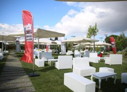 Tabure, Minder & Oturma Grubu Kiralama tabure minder oturma grubu kiralama 4 İzmir Organizasyon Bir çok etkinlikte özellikle konserler, üniversite şenlikleri, bahçe partileri, piknik, belediye şenlikleri, doğum günleri, parti, düğün, sünnet ve daha diğer tüm organizasyonlar için renkli yer minderlerini ve tabureleri kullanımınıza sunuyoruz. Yer minderlerimiz genelde 1x1 ölçülerinde kare ve armut şeklinde olup bir çok renkleri mevcuttur. Sayı sınırlaması olmadan istediğiniz kadar kiralayabilirsiniz. istediğiniz ölçüde ve renkte minder sunabiliriz. Minderleri bulunduğunuz ortama dağıtarak hem güzel bir görsellik hem de renk katmış olursunuz. Organizasyonlarda yer sıkıntısı olduğunda veya nostaljik bir konsept yapıyorsanız az yer kaplayan taburelerden kullanılabilinir. Tabureler; ahşap tabure, plastik tabure, bar taburesi, hasır tabure olarak çeşitlilik gösterir. Tabureleri istediğiniz sayıda ve renkte kiralayabilirsiniz. Ayrıca dilerseniz hem minderleri hem de taburelerin nakliyesini ekstra olarak istediğiniz yere ulaştırabiliriz. Puf Oturma Grubu Kiralama İzmir