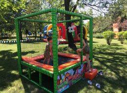 Tekli Trambolin tekli trambolin 1 İzmir Organizasyon Tekli trambolin, farklı figürlerle bezenmiş ve etrafı çepeçevre fileyle sarılmış oyun parkurlarından biridir. Çocuklarınız tekli trambolin de eğlenirken, sizlerde sevdiklerinizle birlikte vakit geçirebilirsiniz. Şişme oyuncak kiralama, mekanik ve elektronik oyuncak kiralama, survivor parkuru kiralama vb. hizmetleri İzmir Organizasyon şirketimizden talep edebilirsiniz. Animasyon, ekipman kiralama ve organizasyon sektöründe yıllardır hizmet veren şirketimiz, 15 yılı aşkın deneyimi ve sayısız organizasyon tecrübesiyle Türkiye'nin öncü organizasyon firmalarından biri olmayı başarmıştır. İzmir başta olmak üzere Aydın, Bodrum, Kütahya, Ege Bölgesi ve Türkiye'nin dört bir yanına ulaşıyoruz. Kaliteli ve birinci sınıf ekipmanlarımız, ve profesyonel ekibimizle %100 müşteri memnuniyeti ilkesini hedefliyoruz. İzmir Buca'da bulunan ofisimizin hemen yanı başındaki depoda ekipmanlarımızı muhafaza ediyor ve talepleriniz doğrultusunda en kısa sürede sizlere ulaştırıyoruz. İzmir Organizasyon firmamızdan almış olduğunuz tüm hizmetler için belirlediğimiz saatten önce organizasyon alanına gelerek kurulumları gerçekleştiriyor ve hazırlıklarımızı tamamlıyoruz. Oyun parkuru kiralama ve diğer hizmetlerimizle ilgili ayrıntılı bilgi almak için sismeoyuncak.com ya da izmirorganizasyon.com sitelerimizi inceleyebilirsiniz. Trambolin Kiralama