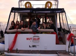 Dostlarla Teknede Evlilik Teklifi Organizasyonu tekne güverte keyfi İzmir Organizasyon Teknede Evlilik Teklifi Organizasyonu için Mutluluk Teknesi iş başında. Birbirinden güzel organizasyonlarla adından sıkça söz ettiren firmamızın bugünkü hedefi yine sürprizlerle dolu bir evlilik teklifiydi. Eray bey, Nükte hanımla olan ilişkisinde daha ciddi bir adım atarak, evlilik teklifi yapmaya karar vermiş ve yaptığı araştırmalar sonucu bize İstanbul’dan ulaşmıştı. Eray bey romantik ve kusursuz olduğu kadar sürpriz bir evlilik teklifi yapmak istiyordu. İstanbul’dan İzmir’e geleceği için, kendine bu heyecanlı gününde destek verebilmesi adına dostlarını da bu sürprize dahil etmek niyetindeydi. Ekip arkadaşımız geçmişte yapmış olduğumuz evlilik teklifi organizasyonlarının fotoğraf ve videolarını, Eray beyle internet yoluyla neler yapabileceğimiz konusunda fikir telakisinde bulundu. Kordonda evlilik teklifi, kumsalda evlilik teklifi, helikopterde evlik teklifi, limuzinde evlilik teklifi gibi birçok seçenek sunduk. Arkadaşlarıyla organize edeceği bu evlilik teklifi organizasyonun teknede olmasına karar verdik. Ardından Eray bey ile beraber evlilik teklifi organizasyonunu planladık. Genç çiftimiz tam bir deniz aşığı ve tekne tutkunu olduğu için çiftimiz için kusursuz olan bu evlenme teklifi organizasyonunun detaylarını, organizasyonun günü ve saati kararlaştırıldı. Artık Eray bey için geriye sayım başlamıştı. Nükte hanımı ise göz kamaştırıcı sürprizler beklemekteydi. Teknede Evlilik Teklifi Organizasyonu