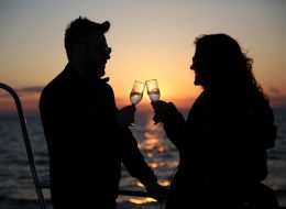 Teknede Doğum Günü Organizasyonu teknede dogum gunu organizasyonu 1 İzmir Organizasyon Teknede doğum günü organizasyonu; yeni yaş almak her insan için özel günlerin başında ve en çok da sevdiklerinin hatırlanmasıyla duygu buluyor. Yetişkinler de partilerden, çocuklar kadar zevk alır ve insanların tüm gününü gelip sizle geçirmesi gerçekten hoş bir duygudur. Eğer önemli bir yaşı mesela 30, 40, 50, 60 gibi kutluyorsanız, gösterişli bir partiyle bunu yapmalısınız. Taze bir seneye girerken yaşınız kaç olursa olsun sizin yaşınızı, arkadaşınızın yeni yaşını veya sevdiklerinizin doğum günü organizasyonunu bir teknede kutlamak tabi ki de cazip bir fikir olarak aklınıza düşecektir. Mutluluk Teknesi’nde harika bir deneyim yaşayabileceğiniz bu tür butik organizasyonlarda nefis ve kusursuz zaman geçirme şansına sahip olabilirsiniz. Doğum günü organizasyonu hele bir de sürpriz olursa. Şule hanım hazırladığımız bu Mutluluk Teknesi’nde doğum günü organizasyonu ile ilgili haftalar önce İzmir Organizasyon ekibimize ulaşmış ve bizlerden detaylı bilgi almak istemişti. Eşi Selçuk bey için harika bir doğum günü organizasyonu ve detaylarını anlatmış lokasyon olarak bizlerden görüş talep etmişti. Bizlerde telefonda iletişim kurduğumuz Şule hanıma daha önceden farklı görseller hazırlayarak farklı doğum günü organizasyonu paketlerine yönlendirdik. Kumsalda doğum günü organizasyonu, otelde doğum günü organizasyonu, restoranda doğum günü organizasyonu, Mutluluk Teknesi’nde doğum günü organizasyonu gibi alternatifleri sunduk. Şule hanım eşi Selçuk bey’in denizi ve tekneleri çok sevdiğini Mutluluk Teknesi’nde doğum günü organizasyonu ile ilgili paketimizi nasıl detaylandırabiliriz diye konuşmamızı bu yönde sürdürdük. Biz de Selçuk bey için seferber olup, Mutluluk Teknesi’nde doğum günü organizasyonu ile ilgili çalışmalarımıza başladık. Yaklaşık bir hafta sonraya planladığımız bu ilkbahar günlerinde yapılacak Mutluluk Teknesi’nde doğum günü organizasyonu için geri sayım başlamıştı ekibimiz için. Teknede Doğum Günü Organizasyonu teknede dogum gunu organizasyonu 1 İzmir Organizasyon