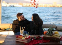 Teknede Doğum Günü Organizasyonu teknede dogum gunu organizasyonu 10 İzmir Organizasyon Teknede doğum günü organizasyonu; yeni yaş almak her insan için özel günlerin başında ve en çok da sevdiklerinin hatırlanmasıyla duygu buluyor. Yetişkinler de partilerden, çocuklar kadar zevk alır ve insanların tüm gününü gelip sizle geçirmesi gerçekten hoş bir duygudur. Eğer önemli bir yaşı mesela 30, 40, 50, 60 gibi kutluyorsanız, gösterişli bir partiyle bunu yapmalısınız. Taze bir seneye girerken yaşınız kaç olursa olsun sizin yaşınızı, arkadaşınızın yeni yaşını veya sevdiklerinizin doğum günü organizasyonunu bir teknede kutlamak tabi ki de cazip bir fikir olarak aklınıza düşecektir. Mutluluk Teknesi’nde harika bir deneyim yaşayabileceğiniz bu tür butik organizasyonlarda nefis ve kusursuz zaman geçirme şansına sahip olabilirsiniz. Doğum günü organizasyonu hele bir de sürpriz olursa. Şule hanım hazırladığımız bu Mutluluk Teknesi’nde doğum günü organizasyonu ile ilgili haftalar önce İzmir Organizasyon ekibimize ulaşmış ve bizlerden detaylı bilgi almak istemişti. Eşi Selçuk bey için harika bir doğum günü organizasyonu ve detaylarını anlatmış lokasyon olarak bizlerden görüş talep etmişti. Bizlerde telefonda iletişim kurduğumuz Şule hanıma daha önceden farklı görseller hazırlayarak farklı doğum günü organizasyonu paketlerine yönlendirdik. Kumsalda doğum günü organizasyonu, otelde doğum günü organizasyonu, restoranda doğum günü organizasyonu, Mutluluk Teknesi’nde doğum günü organizasyonu gibi alternatifleri sunduk. Şule hanım eşi Selçuk bey’in denizi ve tekneleri çok sevdiğini Mutluluk Teknesi’nde doğum günü organizasyonu ile ilgili paketimizi nasıl detaylandırabiliriz diye konuşmamızı bu yönde sürdürdük. Biz de Selçuk bey için seferber olup, Mutluluk Teknesi’nde doğum günü organizasyonu ile ilgili çalışmalarımıza başladık. Yaklaşık bir hafta sonraya planladığımız bu ilkbahar günlerinde yapılacak Mutluluk Teknesi’nde doğum günü organizasyonu için geri sayım başlamıştı ekibimiz için. Teknede Doğum Günü Organizasyonu teknede dogum gunu organizasyonu 10 İzmir Organizasyon