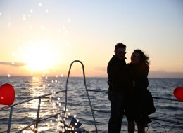 Teknede Doğum Günü Organizasyonu teknede dogum gunu organizasyonu 11 İzmir Organizasyon Teknede doğum günü organizasyonu; yeni yaş almak her insan için özel günlerin başında ve en çok da sevdiklerinin hatırlanmasıyla duygu buluyor. Yetişkinler de partilerden, çocuklar kadar zevk alır ve insanların tüm gününü gelip sizle geçirmesi gerçekten hoş bir duygudur. Eğer önemli bir yaşı mesela 30, 40, 50, 60 gibi kutluyorsanız, gösterişli bir partiyle bunu yapmalısınız. Taze bir seneye girerken yaşınız kaç olursa olsun sizin yaşınızı, arkadaşınızın yeni yaşını veya sevdiklerinizin doğum günü organizasyonunu bir teknede kutlamak tabi ki de cazip bir fikir olarak aklınıza düşecektir. Mutluluk Teknesi’nde harika bir deneyim yaşayabileceğiniz bu tür butik organizasyonlarda nefis ve kusursuz zaman geçirme şansına sahip olabilirsiniz. Doğum günü organizasyonu hele bir de sürpriz olursa. Şule hanım hazırladığımız bu Mutluluk Teknesi’nde doğum günü organizasyonu ile ilgili haftalar önce İzmir Organizasyon ekibimize ulaşmış ve bizlerden detaylı bilgi almak istemişti. Eşi Selçuk bey için harika bir doğum günü organizasyonu ve detaylarını anlatmış lokasyon olarak bizlerden görüş talep etmişti. Bizlerde telefonda iletişim kurduğumuz Şule hanıma daha önceden farklı görseller hazırlayarak farklı doğum günü organizasyonu paketlerine yönlendirdik. Kumsalda doğum günü organizasyonu, otelde doğum günü organizasyonu, restoranda doğum günü organizasyonu, Mutluluk Teknesi’nde doğum günü organizasyonu gibi alternatifleri sunduk. Şule hanım eşi Selçuk bey’in denizi ve tekneleri çok sevdiğini Mutluluk Teknesi’nde doğum günü organizasyonu ile ilgili paketimizi nasıl detaylandırabiliriz diye konuşmamızı bu yönde sürdürdük. Biz de Selçuk bey için seferber olup, Mutluluk Teknesi’nde doğum günü organizasyonu ile ilgili çalışmalarımıza başladık. Yaklaşık bir hafta sonraya planladığımız bu ilkbahar günlerinde yapılacak Mutluluk Teknesi’nde doğum günü organizasyonu için geri sayım başlamıştı ekibimiz için. Teknede Doğum Günü Organizasyonu teknede dogum gunu organizasyonu 11 İzmir Organizasyon