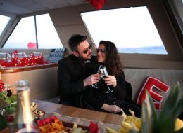 Teknede Doğum Günü Organizasyonu teknede dogum gunu organizasyonu 2 İzmir Organizasyon Teknede doğum günü organizasyonu; yeni yaş almak her insan için özel günlerin başında ve en çok da sevdiklerinin hatırlanmasıyla duygu buluyor. Yetişkinler de partilerden, çocuklar kadar zevk alır ve insanların tüm gününü gelip sizle geçirmesi gerçekten hoş bir duygudur. Eğer önemli bir yaşı mesela 30, 40, 50, 60 gibi kutluyorsanız, gösterişli bir partiyle bunu yapmalısınız. Taze bir seneye girerken yaşınız kaç olursa olsun sizin yaşınızı, arkadaşınızın yeni yaşını veya sevdiklerinizin doğum günü organizasyonunu bir teknede kutlamak tabi ki de cazip bir fikir olarak aklınıza düşecektir. Mutluluk Teknesi’nde harika bir deneyim yaşayabileceğiniz bu tür butik organizasyonlarda nefis ve kusursuz zaman geçirme şansına sahip olabilirsiniz. Doğum günü organizasyonu hele bir de sürpriz olursa. Şule hanım hazırladığımız bu Mutluluk Teknesi’nde doğum günü organizasyonu ile ilgili haftalar önce İzmir Organizasyon ekibimize ulaşmış ve bizlerden detaylı bilgi almak istemişti. Eşi Selçuk bey için harika bir doğum günü organizasyonu ve detaylarını anlatmış lokasyon olarak bizlerden görüş talep etmişti. Bizlerde telefonda iletişim kurduğumuz Şule hanıma daha önceden farklı görseller hazırlayarak farklı doğum günü organizasyonu paketlerine yönlendirdik. Kumsalda doğum günü organizasyonu, otelde doğum günü organizasyonu, restoranda doğum günü organizasyonu, Mutluluk Teknesi’nde doğum günü organizasyonu gibi alternatifleri sunduk. Şule hanım eşi Selçuk bey’in denizi ve tekneleri çok sevdiğini Mutluluk Teknesi’nde doğum günü organizasyonu ile ilgili paketimizi nasıl detaylandırabiliriz diye konuşmamızı bu yönde sürdürdük. Biz de Selçuk bey için seferber olup, Mutluluk Teknesi’nde doğum günü organizasyonu ile ilgili çalışmalarımıza başladık. Yaklaşık bir hafta sonraya planladığımız bu ilkbahar günlerinde yapılacak Mutluluk Teknesi’nde doğum günü organizasyonu için geri sayım başlamıştı ekibimiz için. Teknede Doğum Günü Organizasyonu teknede dogum gunu organizasyonu 2 İzmir Organizasyon