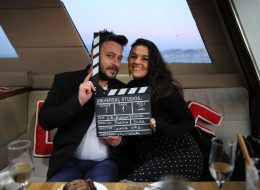 Teknede Doğum Günü Organizasyonu teknede dogum gunu organizasyonu 5 İzmir Organizasyon Teknede doğum günü organizasyonu; yeni yaş almak her insan için özel günlerin başında ve en çok da sevdiklerinin hatırlanmasıyla duygu buluyor. Yetişkinler de partilerden, çocuklar kadar zevk alır ve insanların tüm gününü gelip sizle geçirmesi gerçekten hoş bir duygudur. Eğer önemli bir yaşı mesela 30, 40, 50, 60 gibi kutluyorsanız, gösterişli bir partiyle bunu yapmalısınız. Taze bir seneye girerken yaşınız kaç olursa olsun sizin yaşınızı, arkadaşınızın yeni yaşını veya sevdiklerinizin doğum günü organizasyonunu bir teknede kutlamak tabi ki de cazip bir fikir olarak aklınıza düşecektir. Mutluluk Teknesi’nde harika bir deneyim yaşayabileceğiniz bu tür butik organizasyonlarda nefis ve kusursuz zaman geçirme şansına sahip olabilirsiniz. Doğum günü organizasyonu hele bir de sürpriz olursa. Şule hanım hazırladığımız bu Mutluluk Teknesi’nde doğum günü organizasyonu ile ilgili haftalar önce İzmir Organizasyon ekibimize ulaşmış ve bizlerden detaylı bilgi almak istemişti. Eşi Selçuk bey için harika bir doğum günü organizasyonu ve detaylarını anlatmış lokasyon olarak bizlerden görüş talep etmişti. Bizlerde telefonda iletişim kurduğumuz Şule hanıma daha önceden farklı görseller hazırlayarak farklı doğum günü organizasyonu paketlerine yönlendirdik. Kumsalda doğum günü organizasyonu, otelde doğum günü organizasyonu, restoranda doğum günü organizasyonu, Mutluluk Teknesi’nde doğum günü organizasyonu gibi alternatifleri sunduk. Şule hanım eşi Selçuk bey’in denizi ve tekneleri çok sevdiğini Mutluluk Teknesi’nde doğum günü organizasyonu ile ilgili paketimizi nasıl detaylandırabiliriz diye konuşmamızı bu yönde sürdürdük. Biz de Selçuk bey için seferber olup, Mutluluk Teknesi’nde doğum günü organizasyonu ile ilgili çalışmalarımıza başladık. Yaklaşık bir hafta sonraya planladığımız bu ilkbahar günlerinde yapılacak Mutluluk Teknesi’nde doğum günü organizasyonu için geri sayım başlamıştı ekibimiz için. Teknede Doğum Günü Organizasyonu teknede dogum gunu organizasyonu 5 İzmir Organizasyon