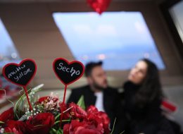 Teknede Doğum Günü Organizasyonu teknede dogum gunu organizasyonu 6 İzmir Organizasyon Teknede doğum günü organizasyonu; yeni yaş almak her insan için özel günlerin başında ve en çok da sevdiklerinin hatırlanmasıyla duygu buluyor. Yetişkinler de partilerden, çocuklar kadar zevk alır ve insanların tüm gününü gelip sizle geçirmesi gerçekten hoş bir duygudur. Eğer önemli bir yaşı mesela 30, 40, 50, 60 gibi kutluyorsanız, gösterişli bir partiyle bunu yapmalısınız. Taze bir seneye girerken yaşınız kaç olursa olsun sizin yaşınızı, arkadaşınızın yeni yaşını veya sevdiklerinizin doğum günü organizasyonunu bir teknede kutlamak tabi ki de cazip bir fikir olarak aklınıza düşecektir. Mutluluk Teknesi’nde harika bir deneyim yaşayabileceğiniz bu tür butik organizasyonlarda nefis ve kusursuz zaman geçirme şansına sahip olabilirsiniz. Doğum günü organizasyonu hele bir de sürpriz olursa. Şule hanım hazırladığımız bu Mutluluk Teknesi’nde doğum günü organizasyonu ile ilgili haftalar önce İzmir Organizasyon ekibimize ulaşmış ve bizlerden detaylı bilgi almak istemişti. Eşi Selçuk bey için harika bir doğum günü organizasyonu ve detaylarını anlatmış lokasyon olarak bizlerden görüş talep etmişti. Bizlerde telefonda iletişim kurduğumuz Şule hanıma daha önceden farklı görseller hazırlayarak farklı doğum günü organizasyonu paketlerine yönlendirdik. Kumsalda doğum günü organizasyonu, otelde doğum günü organizasyonu, restoranda doğum günü organizasyonu, Mutluluk Teknesi’nde doğum günü organizasyonu gibi alternatifleri sunduk. Şule hanım eşi Selçuk bey’in denizi ve tekneleri çok sevdiğini Mutluluk Teknesi’nde doğum günü organizasyonu ile ilgili paketimizi nasıl detaylandırabiliriz diye konuşmamızı bu yönde sürdürdük. Biz de Selçuk bey için seferber olup, Mutluluk Teknesi’nde doğum günü organizasyonu ile ilgili çalışmalarımıza başladık. Yaklaşık bir hafta sonraya planladığımız bu ilkbahar günlerinde yapılacak Mutluluk Teknesi’nde doğum günü organizasyonu için geri sayım başlamıştı ekibimiz için. Teknede Doğum Günü Organizasyonu teknede dogum gunu organizasyonu 6 İzmir Organizasyon