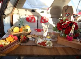 Teknede Doğum Günü Organizasyonu teknede dogum gunu organizasyonu 7 İzmir Organizasyon Teknede doğum günü organizasyonu; yeni yaş almak her insan için özel günlerin başında ve en çok da sevdiklerinin hatırlanmasıyla duygu buluyor. Yetişkinler de partilerden, çocuklar kadar zevk alır ve insanların tüm gününü gelip sizle geçirmesi gerçekten hoş bir duygudur. Eğer önemli bir yaşı mesela 30, 40, 50, 60 gibi kutluyorsanız, gösterişli bir partiyle bunu yapmalısınız. Taze bir seneye girerken yaşınız kaç olursa olsun sizin yaşınızı, arkadaşınızın yeni yaşını veya sevdiklerinizin doğum günü organizasyonunu bir teknede kutlamak tabi ki de cazip bir fikir olarak aklınıza düşecektir. Mutluluk Teknesi’nde harika bir deneyim yaşayabileceğiniz bu tür butik organizasyonlarda nefis ve kusursuz zaman geçirme şansına sahip olabilirsiniz. Doğum günü organizasyonu hele bir de sürpriz olursa. Şule hanım hazırladığımız bu Mutluluk Teknesi’nde doğum günü organizasyonu ile ilgili haftalar önce İzmir Organizasyon ekibimize ulaşmış ve bizlerden detaylı bilgi almak istemişti. Eşi Selçuk bey için harika bir doğum günü organizasyonu ve detaylarını anlatmış lokasyon olarak bizlerden görüş talep etmişti. Bizlerde telefonda iletişim kurduğumuz Şule hanıma daha önceden farklı görseller hazırlayarak farklı doğum günü organizasyonu paketlerine yönlendirdik. Kumsalda doğum günü organizasyonu, otelde doğum günü organizasyonu, restoranda doğum günü organizasyonu, Mutluluk Teknesi’nde doğum günü organizasyonu gibi alternatifleri sunduk. Şule hanım eşi Selçuk bey’in denizi ve tekneleri çok sevdiğini Mutluluk Teknesi’nde doğum günü organizasyonu ile ilgili paketimizi nasıl detaylandırabiliriz diye konuşmamızı bu yönde sürdürdük. Biz de Selçuk bey için seferber olup, Mutluluk Teknesi’nde doğum günü organizasyonu ile ilgili çalışmalarımıza başladık. Yaklaşık bir hafta sonraya planladığımız bu ilkbahar günlerinde yapılacak Mutluluk Teknesi’nde doğum günü organizasyonu için geri sayım başlamıştı ekibimiz için. Teknede Doğum Günü Organizasyonu teknede dogum gunu organizasyonu 7 İzmir Organizasyon