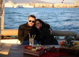 Teknede Doğum Günü Organizasyonu teknede dogum gunu organizasyonu 9 İzmir Organizasyon Teknede doğum günü organizasyonu; yeni yaş almak her insan için özel günlerin başında ve en çok da sevdiklerinin hatırlanmasıyla duygu buluyor. Yetişkinler de partilerden, çocuklar kadar zevk alır ve insanların tüm gününü gelip sizle geçirmesi gerçekten hoş bir duygudur. Eğer önemli bir yaşı mesela 30, 40, 50, 60 gibi kutluyorsanız, gösterişli bir partiyle bunu yapmalısınız. Taze bir seneye girerken yaşınız kaç olursa olsun sizin yaşınızı, arkadaşınızın yeni yaşını veya sevdiklerinizin doğum günü organizasyonunu bir teknede kutlamak tabi ki de cazip bir fikir olarak aklınıza düşecektir. Mutluluk Teknesi’nde harika bir deneyim yaşayabileceğiniz bu tür butik organizasyonlarda nefis ve kusursuz zaman geçirme şansına sahip olabilirsiniz. Doğum günü organizasyonu hele bir de sürpriz olursa. Şule hanım hazırladığımız bu Mutluluk Teknesi’nde doğum günü organizasyonu ile ilgili haftalar önce İzmir Organizasyon ekibimize ulaşmış ve bizlerden detaylı bilgi almak istemişti. Eşi Selçuk bey için harika bir doğum günü organizasyonu ve detaylarını anlatmış lokasyon olarak bizlerden görüş talep etmişti. Bizlerde telefonda iletişim kurduğumuz Şule hanıma daha önceden farklı görseller hazırlayarak farklı doğum günü organizasyonu paketlerine yönlendirdik. Kumsalda doğum günü organizasyonu, otelde doğum günü organizasyonu, restoranda doğum günü organizasyonu, Mutluluk Teknesi’nde doğum günü organizasyonu gibi alternatifleri sunduk. Şule hanım eşi Selçuk bey’in denizi ve tekneleri çok sevdiğini Mutluluk Teknesi’nde doğum günü organizasyonu ile ilgili paketimizi nasıl detaylandırabiliriz diye konuşmamızı bu yönde sürdürdük. Biz de Selçuk bey için seferber olup, Mutluluk Teknesi’nde doğum günü organizasyonu ile ilgili çalışmalarımıza başladık. Yaklaşık bir hafta sonraya planladığımız bu ilkbahar günlerinde yapılacak Mutluluk Teknesi’nde doğum günü organizasyonu için geri sayım başlamıştı ekibimiz için. Teknede Doğum Günü Organizasyonu teknede dogum gunu organizasyonu 9 İzmir Organizasyon