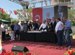 Temel Atma Töreni Butonu Kiralama temel atma toreni butonu kiralama 1 İzmir Organizasyon Temel atma butonu kiralama, temel atma töreni organizasyonlarında İzmir Organizasyon şirketimizden talep edebileceğiniz hizmetlerdendir. Temel atma töreni organizasyonu, alışveriş merkezi, belediye binaları gibi yapıların inşasına başlanması ve bu anların törenle kutlanması etkinlikleridir. Projenin başlangıcını duyurmak için gerçekleştirilen temel atma töreni organizasyonları, ekibimiz tarafından titizlikle planlanmaktadır. Temel atma töreni organizasyonlarında, İzmir Organizasyon şirketimiz A'dan Z'ye ihtiyacınız olan tüm hizmetleri sizlere sunmaktadır. 15 yılı aşkın süredir organizasyon sektöründe hizmet veren İzmir Organizasyon firmamız, İzmir başta olmak üzere, yakın çevresi ve Türkiye'nin dört bir noktasına ulaşmaktadır. %100 müşteri memnuniyeti odaklı çalışan firmamız, günümüze kadar, gerek kurumsal gerekse özel şirketlerin temel atma töreni organizasyonlarına ev sahipliği yapmıştır. Temel atma töreni organizasyonlarının olmazsa olmazı temel atma töreni butonu kiralama hizmetini de İzmir Organizasyon firmamızdan talep edebilirsiniz. Organizasyonlarınızda ihtiyacınız olan tüm malzeme ve ekipmanları temin ediyor ve kurulumlarını profesyonel ekibimizle birlikte gerçekleştiriyoruz. Temel Atma Butonu Kiralama İzmir