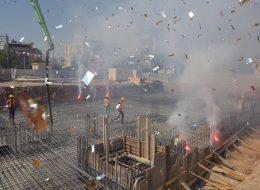 Temel Atma Töreni Butonu Kiralama temel atma toreni butonu kiralama 10 İzmir Organizasyon Temel atma butonu kiralama, temel atma töreni organizasyonlarında İzmir Organizasyon şirketimizden talep edebileceğiniz hizmetlerdendir. Temel atma töreni organizasyonu, alışveriş merkezi, belediye binaları gibi yapıların inşasına başlanması ve bu anların törenle kutlanması etkinlikleridir. Projenin başlangıcını duyurmak için gerçekleştirilen temel atma töreni organizasyonları, ekibimiz tarafından titizlikle planlanmaktadır. Temel atma töreni organizasyonlarında, İzmir Organizasyon şirketimiz A'dan Z'ye ihtiyacınız olan tüm hizmetleri sizlere sunmaktadır. 15 yılı aşkın süredir organizasyon sektöründe hizmet veren İzmir Organizasyon firmamız, İzmir başta olmak üzere, yakın çevresi ve Türkiye'nin dört bir noktasına ulaşmaktadır. %100 müşteri memnuniyeti odaklı çalışan firmamız, günümüze kadar, gerek kurumsal gerekse özel şirketlerin temel atma töreni organizasyonlarına ev sahipliği yapmıştır. Temel atma töreni organizasyonlarının olmazsa olmazı temel atma töreni butonu kiralama hizmetini de İzmir Organizasyon firmamızdan talep edebilirsiniz. Organizasyonlarınızda ihtiyacınız olan tüm malzeme ve ekipmanları temin ediyor ve kurulumlarını profesyonel ekibimizle birlikte gerçekleştiriyoruz. Temel Atma Butonu Kiralama