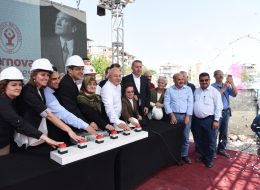 Temel Atma Töreni Butonu Kiralama temel atma toreni butonu kiralama 7 İzmir Organizasyon Temel atma butonu kiralama, temel atma töreni organizasyonlarında İzmir Organizasyon şirketimizden talep edebileceğiniz hizmetlerdendir. Temel atma töreni organizasyonu, alışveriş merkezi, belediye binaları gibi yapıların inşasına başlanması ve bu anların törenle kutlanması etkinlikleridir. Projenin başlangıcını duyurmak için gerçekleştirilen temel atma töreni organizasyonları, ekibimiz tarafından titizlikle planlanmaktadır. Temel atma töreni organizasyonlarında, İzmir Organizasyon şirketimiz A'dan Z'ye ihtiyacınız olan tüm hizmetleri sizlere sunmaktadır. 15 yılı aşkın süredir organizasyon sektöründe hizmet veren İzmir Organizasyon firmamız, İzmir başta olmak üzere, yakın çevresi ve Türkiye'nin dört bir noktasına ulaşmaktadır. %100 müşteri memnuniyeti odaklı çalışan firmamız, günümüze kadar, gerek kurumsal gerekse özel şirketlerin temel atma töreni organizasyonlarına ev sahipliği yapmıştır. Temel atma töreni organizasyonlarının olmazsa olmazı temel atma töreni butonu kiralama hizmetini de İzmir Organizasyon firmamızdan talep edebilirsiniz. Organizasyonlarınızda ihtiyacınız olan tüm malzeme ve ekipmanları temin ediyor ve kurulumlarını profesyonel ekibimizle birlikte gerçekleştiriyoruz. Temel Atma Töreni Organizasyonu