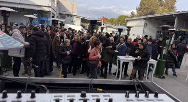 Tolon Makina İzmir Çiğli AOSB Fabrikası bahçesinde düzenlenen yılbaşı partisi organizasyonu, İzmir Organizasyon tarafından sahne, ses sistemi, DJ, sunucu, ısıtma çözümleri ve sıcak ikram standlarıyla başarıyla gerçekleştirildi.