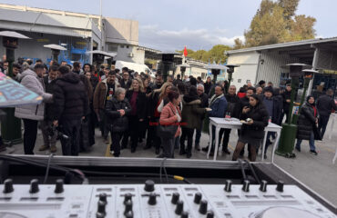 Tolon Makina İzmir Çiğli AOSB Fabrikası bahçesinde düzenlenen yılbaşı partisi organizasyonu, İzmir Organizasyon tarafından sahne, ses sistemi, DJ, sunucu, ısıtma çözümleri ve sıcak ikram standlarıyla başarıyla gerçekleştirildi.