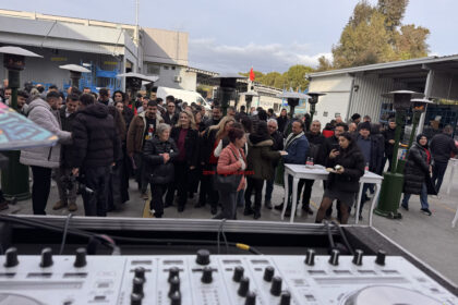 Tolon Makina İzmir Çiğli AOSB Fabrikası bahçesinde düzenlenen yılbaşı partisi organizasyonu, İzmir Organizasyon tarafından sahne, ses sistemi, DJ, sunucu, ısıtma çözümleri ve sıcak ikram standlarıyla başarıyla gerçekleştirildi.