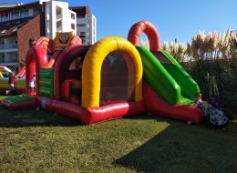 Top Havuzlu Combo top havuzlu combo 1 İzmir Organizasyon Top havuzlu combo ile minik davetlilerinize eğlenceli bir gün yaşatmak ister misiniz? İzmir Organizasyon şirketi olarak çocuklara keyifli bir gün vaad ediyoruz. Doğum günü organizasyonu, belediye etkinlikleri, festival ve şenlik organizasyonu, temalı parti organizasyonları gibi birçok farklı organizasyonda top havuzlu combo ve şişme oyuncak kiralama hizmetlerimizi talep edebilirsiniz. İzmir başta olmak üzere, Çeşme, Bodrum, Kuşadası, Fethiye, Muğla, Aydın, Balıkesir ve Türkiye’nin her yerine şişme oyuncak kiralama hizmetimizden yararlanabilirsiniz. Pvc maddeden üretilen ve tamamen şişme ürün olan top havuzlu combo şişme oyun parkuru, organizasyonlarınızda tercih edebileceğiniz güvenli oyuncaklardan birisidir. Top havuzlu combo parkuru kiralama fiyatına dahil olan hizmetler, ürünün nakliyesi, kurulumu ve güvenlik amaçlı olarak oyuncağın başında bulunan animatör hizmetidir. Şişme oyun parkuru kiralama hizmetleriyle ilgili ayrıntılı bilgi almak için sismeoyuncak.com sitemizi ziyaret edebilir ya da İzmir Organizasyon müşteri temsilcimize ulaşabilirsiniz. Top Havuzlu Combo Kiralama