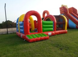 Top Havuzlu Combo top havuzlu combo 5 İzmir Organizasyon Top havuzlu combo ile minik davetlilerinize eğlenceli bir gün yaşatmak ister misiniz? İzmir Organizasyon şirketi olarak çocuklara keyifli bir gün vaad ediyoruz. Doğum günü organizasyonu, belediye etkinlikleri, festival ve şenlik organizasyonu, temalı parti organizasyonları gibi birçok farklı organizasyonda top havuzlu combo ve şişme oyuncak kiralama hizmetlerimizi talep edebilirsiniz. İzmir başta olmak üzere, Çeşme, Bodrum, Kuşadası, Fethiye, Muğla, Aydın, Balıkesir ve Türkiye’nin her yerine şişme oyuncak kiralama hizmetimizden yararlanabilirsiniz. Pvc maddeden üretilen ve tamamen şişme ürün olan top havuzlu combo şişme oyun parkuru, organizasyonlarınızda tercih edebileceğiniz güvenli oyuncaklardan birisidir. Top havuzlu combo parkuru kiralama fiyatına dahil olan hizmetler, ürünün nakliyesi, kurulumu ve güvenlik amaçlı olarak oyuncağın başında bulunan animatör hizmetidir. Şişme oyun parkuru kiralama hizmetleriyle ilgili ayrıntılı bilgi almak için sismeoyuncak.com sitemizi ziyaret edebilir ya da İzmir Organizasyon müşteri temsilcimize ulaşabilirsiniz. İzmir Şişme Oyuncak Kiralama