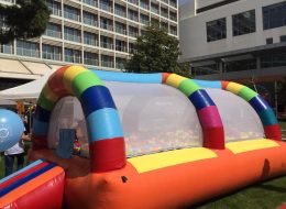 Top Havuzu top havuzu 1 İzmir Organizasyon Top havuzu, içi renkli yumuşak toplar ile dolu şişme oyuncak parkurudur. Özellikle küçük yaş grubundaki çocukların zevk aldığı, AVM’lerde sıklıkla rastladığımız bir oyundur. Top havuzu renkli yumuşak toplar ve içerisinde bulunan kaydırak ile çocuklara eğlenceli dakikalar yaşatıyor. Çocukların içinde rahatlıkla oynayıp zıplayabileceği bir platformdur. Top havuzunun ebatları 7 m, 4m ve 3 m’dir. Yumuşak şişme bir havuz ve toplardan oluştuğu için çocuklar için güvenli bir oyun parkurudur. Birinci kalite malzemeden üretilmiştir. Renkli ve yumuşak top havuzunda, çocuklarınız eğlencenin tadını çıkarırken, sizler de bir dinlenme molası verebilirsiniz. Doğum günü partileri, anaokulu şenlikleri, AVM etkinlikleri, mağaza açılışları ve kampanyaları, belediye şenlikleri gibi bir çok organizasyonda top havuzu kiralama hizmetimizden yararlanabilirsiniz. Bizler ‘İzmir Organizasyon’ olarak 15 yılı aşkın organizasyon tecrübemiz ile müşteri memnuniyeti ve kaliteli hizmet anlayışını ilke edinmiş bir organizasyon şirketiyiz. Renkli Top Havuzu Kiralama