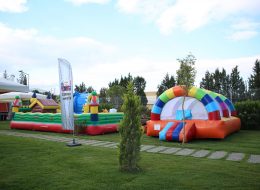 Top Havuzu top havuzu 1 İzmir Organizasyon Top havuzu, içi renkli yumuşak toplar ile dolu şişme oyuncak parkurudur. Özellikle küçük yaş grubundaki çocukların zevk aldığı, AVM’lerde sıklıkla rastladığımız bir oyundur. Top havuzu renkli yumuşak toplar ve içerisinde bulunan kaydırak ile çocuklara eğlenceli dakikalar yaşatıyor. Çocukların içinde rahatlıkla oynayıp zıplayabileceği bir platformdur. Top havuzunun ebatları 7 m, 4m ve 3 m’dir. Yumuşak şişme bir havuz ve toplardan oluştuğu için çocuklar için güvenli bir oyun parkurudur. Birinci kalite malzemeden üretilmiştir. Renkli ve yumuşak top havuzunda, çocuklarınız eğlencenin tadını çıkarırken, sizler de bir dinlenme molası verebilirsiniz. Doğum günü partileri, anaokulu şenlikleri, AVM etkinlikleri, mağaza açılışları ve kampanyaları, belediye şenlikleri gibi bir çok organizasyonda top havuzu kiralama hizmetimizden yararlanabilirsiniz. Bizler ‘İzmir Organizasyon’ olarak 15 yılı aşkın organizasyon tecrübemiz ile müşteri memnuniyeti ve kaliteli hizmet anlayışını ilke edinmiş bir organizasyon şirketiyiz. Piknik Organizasyonu Şişme Oyuncak Kiralama İzmir
