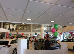 Toyota Borovalı 23 Nisan Şenlik Organizasyonu toyota borovali 23 nisan senlik organizasyonu 1 İzmir Organizasyon Toyota Borovalı 23 Nisan Şenlik Organizasyonu ile İzmir Organizasyon çocuklara keyifli bir organizasyon hazırladı. İzmir Organizasyon firmamız ile uzun yıllardır çalışmaya devam eden Toyota Borovalı firması 23 Nisan'da çocukları unutmadı. İzmir Organizasyon şenlik organizasyonu ve diğer tüm organizasyonlarda profesyonel hizmet vermektedir. 15 yılı aşkın organizasyon tecrübesi ile sayısız organizasyona öncülük eden İzmir Organizasyon firmamız gerçekleştirdiği Toyota Borovalı 23 Nisan şenlik organizasyonu ile keyifli ve unutulmayacak bir organizasyona daha imza attı. 23 Nisan Ulusal Egemenlik ve Çocuk Bayramı şenlikleri kapsamında Toyota Borovalı firması, İzmir Organizasyon şirketimize ulaşarak çocuklar için keyifli ve renkli bir organizasyon gerçekleştirmek istediğini söyledi. Bizlerde hemen çalışmalara başladık. Detaylı olarak şenlik organizasyonlarında neler yapılabileceğinden bahsettik. Belirlenen tarihte ve saatte tüm hizmetlerimizi gerçekleştirmek üzere planlamalarımızı yaptık. Sonrasında ise aileleri ile birlikte Toyota Borovalı firmasını ziyaret edecek çocuklara unutulmayacak bir gün yaşatmak için çalışmalarımızı hızlandırdık. Uçan Balon Süsleme İzmir