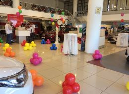 Toyota Borovalı 23 Nisan Şenlik Organizasyonu toyota borovali 23 nisan senlik organizasyonu 3 İzmir Organizasyon Toyota Borovalı 23 Nisan Şenlik Organizasyonu ile İzmir Organizasyon çocuklara keyifli bir organizasyon hazırladı. İzmir Organizasyon firmamız ile uzun yıllardır çalışmaya devam eden Toyota Borovalı firması 23 Nisan'da çocukları unutmadı. İzmir Organizasyon şenlik organizasyonu ve diğer tüm organizasyonlarda profesyonel hizmet vermektedir. 15 yılı aşkın organizasyon tecrübesi ile sayısız organizasyona öncülük eden İzmir Organizasyon firmamız gerçekleştirdiği Toyota Borovalı 23 Nisan şenlik organizasyonu ile keyifli ve unutulmayacak bir organizasyona daha imza attı. 23 Nisan Ulusal Egemenlik ve Çocuk Bayramı şenlikleri kapsamında Toyota Borovalı firması, İzmir Organizasyon şirketimize ulaşarak çocuklar için keyifli ve renkli bir organizasyon gerçekleştirmek istediğini söyledi. Bizlerde hemen çalışmalara başladık. Detaylı olarak şenlik organizasyonlarında neler yapılabileceğinden bahsettik. Belirlenen tarihte ve saatte tüm hizmetlerimizi gerçekleştirmek üzere planlamalarımızı yaptık. Sonrasında ise aileleri ile birlikte Toyota Borovalı firmasını ziyaret edecek çocuklara unutulmayacak bir gün yaşatmak için çalışmalarımızı hızlandırdık. Renkli Balon Süsleme İzmir