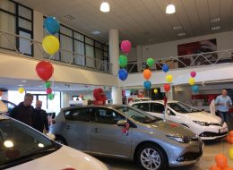 Toyota Borovalı 23 Nisan Şenlik Organizasyonu toyota borovali 23 nisan senlik organizasyonu 4 İzmir Organizasyon Toyota Borovalı 23 Nisan Şenlik Organizasyonu ile İzmir Organizasyon çocuklara keyifli bir organizasyon hazırladı. İzmir Organizasyon firmamız ile uzun yıllardır çalışmaya devam eden Toyota Borovalı firması 23 Nisan'da çocukları unutmadı. İzmir Organizasyon şenlik organizasyonu ve diğer tüm organizasyonlarda profesyonel hizmet vermektedir. 15 yılı aşkın organizasyon tecrübesi ile sayısız organizasyona öncülük eden İzmir Organizasyon firmamız gerçekleştirdiği Toyota Borovalı 23 Nisan şenlik organizasyonu ile keyifli ve unutulmayacak bir organizasyona daha imza attı. 23 Nisan Ulusal Egemenlik ve Çocuk Bayramı şenlikleri kapsamında Toyota Borovalı firması, İzmir Organizasyon şirketimize ulaşarak çocuklar için keyifli ve renkli bir organizasyon gerçekleştirmek istediğini söyledi. Bizlerde hemen çalışmalara başladık. Detaylı olarak şenlik organizasyonlarında neler yapılabileceğinden bahsettik. Belirlenen tarihte ve saatte tüm hizmetlerimizi gerçekleştirmek üzere planlamalarımızı yaptık. Sonrasında ise aileleri ile birlikte Toyota Borovalı firmasını ziyaret edecek çocuklara unutulmayacak bir gün yaşatmak için çalışmalarımızı hızlandırdık. 23 Nisan Şenlik Organizasyonu Balon Süsleme