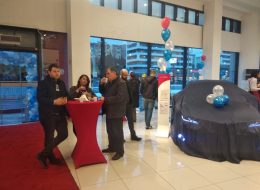 Toyota Tokullar Lansman Organizasyonu toyota tokullar lansman organizasyonu 10 İzmir Organizasyon Toyota Tokullar lansman organizasyonu, İzmir Organizasyon firmamız tarafından gerçekleştirildi. İzmir Organizasyon şirketimiz; lansman organizasyonu, bayi toplantısı organizasyonu, açılış organizasyonu ve organizasyon alanlarında İzmir başta olmak üzere, Ege Bölgesi ve Türkiye'nin dört bir noktasına ulaşarak hizmet vermektedir. %100 müşteri memnuniyeti ilkesiyle çalışmaya devam eden şirketimiz bugüne kadar sayısız organizasyona ev sahipliği yapmış ve yapmaktadır. Toyota Tokullar lansman organizasyonu içerisinde profesyonel ekibimizle birlikte hizmet vererek unutulmayacak bir güne imza attık. İzmir Organizasyon firmamızı temsilen görüşmeyi gerçekleştiren ekip arkadaşımız Mehmet Bey, Toyota Tokullar mağaza yetkilisiyle organizasyona dair görüşmeye bir süre boyunca devam etti. Lansman organizasyonu içerisinde yer verebileceğimiz hizmetleri detaylandırdık. Organizasyona katılım sağlayacak davetliler için kokteyl, mağazanın kapı girişinde yer vereceğimiz kapı takı balon süslemeleri, iç mekanda uçan balon süslemeleri ve daha birçok ayrıntıyı kararlaştırdık yaptığımız görüşmeler neticesinde. Organizasyon tarihini ve organizasyonun gerçekleşeceği saat aralıklarını da kararlaştırdıktan sonra İzmir Organizasyon ekibi olarak çalışmalarımıza başladık. Katılımcılar için şık ve unutulmayacak bir gün hazırlamalıydık. Lansman Organizasyonu
