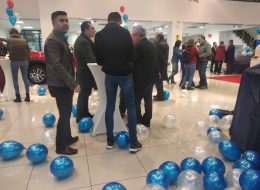 Toyota Tokullar Lansman Organizasyonu toyota tokullar lansman organizasyonu 11 İzmir Organizasyon Toyota Tokullar lansman organizasyonu, İzmir Organizasyon firmamız tarafından gerçekleştirildi. İzmir Organizasyon şirketimiz; lansman organizasyonu, bayi toplantısı organizasyonu, açılış organizasyonu ve organizasyon alanlarında İzmir başta olmak üzere, Ege Bölgesi ve Türkiye'nin dört bir noktasına ulaşarak hizmet vermektedir. %100 müşteri memnuniyeti ilkesiyle çalışmaya devam eden şirketimiz bugüne kadar sayısız organizasyona ev sahipliği yapmış ve yapmaktadır. Toyota Tokullar lansman organizasyonu içerisinde profesyonel ekibimizle birlikte hizmet vererek unutulmayacak bir güne imza attık. İzmir Organizasyon firmamızı temsilen görüşmeyi gerçekleştiren ekip arkadaşımız Mehmet Bey, Toyota Tokullar mağaza yetkilisiyle organizasyona dair görüşmeye bir süre boyunca devam etti. Lansman organizasyonu içerisinde yer verebileceğimiz hizmetleri detaylandırdık. Organizasyona katılım sağlayacak davetliler için kokteyl, mağazanın kapı girişinde yer vereceğimiz kapı takı balon süslemeleri, iç mekanda uçan balon süslemeleri ve daha birçok ayrıntıyı kararlaştırdık yaptığımız görüşmeler neticesinde. Organizasyon tarihini ve organizasyonun gerçekleşeceği saat aralıklarını da kararlaştırdıktan sonra İzmir Organizasyon ekibi olarak çalışmalarımıza başladık. Katılımcılar için şık ve unutulmayacak bir gün hazırlamalıydık. Lansman Organizasyonu İzmir