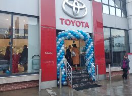 Toyota Tokullar Lansman Organizasyonu toyota tokullar lansman organizasyonu 8 İzmir Organizasyon Toyota Tokullar lansman organizasyonu, İzmir Organizasyon firmamız tarafından gerçekleştirildi. İzmir Organizasyon şirketimiz; lansman organizasyonu, bayi toplantısı organizasyonu, açılış organizasyonu ve organizasyon alanlarında İzmir başta olmak üzere, Ege Bölgesi ve Türkiye'nin dört bir noktasına ulaşarak hizmet vermektedir. %100 müşteri memnuniyeti ilkesiyle çalışmaya devam eden şirketimiz bugüne kadar sayısız organizasyona ev sahipliği yapmış ve yapmaktadır. Toyota Tokullar lansman organizasyonu içerisinde profesyonel ekibimizle birlikte hizmet vererek unutulmayacak bir güne imza attık. İzmir Organizasyon firmamızı temsilen görüşmeyi gerçekleştiren ekip arkadaşımız Mehmet Bey, Toyota Tokullar mağaza yetkilisiyle organizasyona dair görüşmeye bir süre boyunca devam etti. Lansman organizasyonu içerisinde yer verebileceğimiz hizmetleri detaylandırdık. Organizasyona katılım sağlayacak davetliler için kokteyl, mağazanın kapı girişinde yer vereceğimiz kapı takı balon süslemeleri, iç mekanda uçan balon süslemeleri ve daha birçok ayrıntıyı kararlaştırdık yaptığımız görüşmeler neticesinde. Organizasyon tarihini ve organizasyonun gerçekleşeceği saat aralıklarını da kararlaştırdıktan sonra İzmir Organizasyon ekibi olarak çalışmalarımıza başladık. Katılımcılar için şık ve unutulmayacak bir gün hazırlamalıydık. İzmir Balon Süsleme