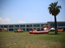 Tüpraş Aile Günü Etkinliği ve Şenlik Organizasyonu tupras aile gunu etkinligi ve senlik organizasyonu 12 İzmir Organizasyon Tüpraş aile günü etkinliği ve şenlik organizasyonu ile İzmir Organizasyon firmamız keyifli bir organizasyonda farklı hizmetlere yer verdi. Tüpraş aile günü etkinliği ve şenlik organizasyonu tedarikçi firması, İzmir Organizasyon firmamıza ulaşarak geniş katılımlı bir organizasyon gerçekleştirileceğini söyledi. Piknik organizasyonu, şenlik organizasyonu, aile günü etkinliği ve organizasyon alanında hizmet veren İzmir Organizasyon firmamız profesyonel ekibi ve kaliteli ekipmanları ile birçok organizasyona öncülük etmiştir. Türkiye'nin 4 farklı noktasında gerçekleştirilecek olan Tüpraş aile günü etkinliği ve şenlik organizasyonu ilk olarak İzmir'de düzenlendi. İzmir Organizasyon firmamız hem yetişkinlere hemde çocuklara yönelik birbirinden farklı ve eğlenceli şişme oyun parkurları temin etmek için hazırlıklara başladı. Şut becerisi, rodeo, sünger bob kaydırak, kedili kombo zıp zıp ve daha birçok şişme oyun parkuruna alanda yer verilmesi planlandı. Ayrıca oyun parkurlarında ve oyun anında eğlenceli sunumlar gerçekleştirmesi için profesyonel sunucu, çocuklarla vakit geçirecek palyaçolar, tahta bacak gösterisi ve daha pek çok hizmete de yer vermek üzere görüşmelerimizi yaptık tedarikçi firmayla. Şişme Yetişkin ve Çocuk Oyuncakları Kiralama İzmir