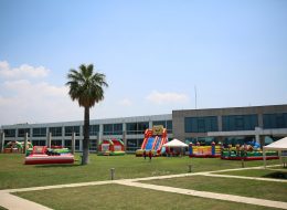 Tüpraş Aile Günü Etkinliği ve Şenlik Organizasyonu tupras aile gunu etkinligi ve senlik organizasyonu 13 İzmir Organizasyon Tüpraş aile günü etkinliği ve şenlik organizasyonu ile İzmir Organizasyon firmamız keyifli bir organizasyonda farklı hizmetlere yer verdi. Tüpraş aile günü etkinliği ve şenlik organizasyonu tedarikçi firması, İzmir Organizasyon firmamıza ulaşarak geniş katılımlı bir organizasyon gerçekleştirileceğini söyledi. Piknik organizasyonu, şenlik organizasyonu, aile günü etkinliği ve organizasyon alanında hizmet veren İzmir Organizasyon firmamız profesyonel ekibi ve kaliteli ekipmanları ile birçok organizasyona öncülük etmiştir. Türkiye'nin 4 farklı noktasında gerçekleştirilecek olan Tüpraş aile günü etkinliği ve şenlik organizasyonu ilk olarak İzmir'de düzenlendi. İzmir Organizasyon firmamız hem yetişkinlere hemde çocuklara yönelik birbirinden farklı ve eğlenceli şişme oyun parkurları temin etmek için hazırlıklara başladı. Şut becerisi, rodeo, sünger bob kaydırak, kedili kombo zıp zıp ve daha birçok şişme oyun parkuruna alanda yer verilmesi planlandı. Ayrıca oyun parkurlarında ve oyun anında eğlenceli sunumlar gerçekleştirmesi için profesyonel sunucu, çocuklarla vakit geçirecek palyaçolar, tahta bacak gösterisi ve daha pek çok hizmete de yer vermek üzere görüşmelerimizi yaptık tedarikçi firmayla. İzmir Şişme Oyuncak Kiralama