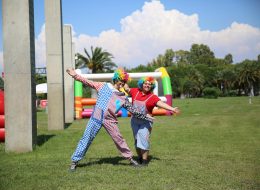 Tüpraş Aile Günü Etkinliği ve Şenlik Organizasyonu tupras aile gunu etkinligi ve senlik organizasyonu 15 İzmir Organizasyon Tüpraş aile günü etkinliği ve şenlik organizasyonu ile İzmir Organizasyon firmamız keyifli bir organizasyonda farklı hizmetlere yer verdi. Tüpraş aile günü etkinliği ve şenlik organizasyonu tedarikçi firması, İzmir Organizasyon firmamıza ulaşarak geniş katılımlı bir organizasyon gerçekleştirileceğini söyledi. Piknik organizasyonu, şenlik organizasyonu, aile günü etkinliği ve organizasyon alanında hizmet veren İzmir Organizasyon firmamız profesyonel ekibi ve kaliteli ekipmanları ile birçok organizasyona öncülük etmiştir. Türkiye'nin 4 farklı noktasında gerçekleştirilecek olan Tüpraş aile günü etkinliği ve şenlik organizasyonu ilk olarak İzmir'de düzenlendi. İzmir Organizasyon firmamız hem yetişkinlere hemde çocuklara yönelik birbirinden farklı ve eğlenceli şişme oyun parkurları temin etmek için hazırlıklara başladı. Şut becerisi, rodeo, sünger bob kaydırak, kedili kombo zıp zıp ve daha birçok şişme oyun parkuruna alanda yer verilmesi planlandı. Ayrıca oyun parkurlarında ve oyun anında eğlenceli sunumlar gerçekleştirmesi için profesyonel sunucu, çocuklarla vakit geçirecek palyaçolar, tahta bacak gösterisi ve daha pek çok hizmete de yer vermek üzere görüşmelerimizi yaptık tedarikçi firmayla. Aile Günü Etkinliği Palyaço Kiralama İzmir