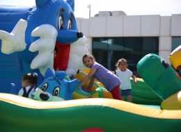 Tüpraş Aile Günü Etkinliği ve Şenlik Organizasyonu tupras aile gunu etkinligi ve senlik organizasyonu 17 İzmir Organizasyon Tüpraş aile günü etkinliği ve şenlik organizasyonu ile İzmir Organizasyon firmamız keyifli bir organizasyonda farklı hizmetlere yer verdi. Tüpraş aile günü etkinliği ve şenlik organizasyonu tedarikçi firması, İzmir Organizasyon firmamıza ulaşarak geniş katılımlı bir organizasyon gerçekleştirileceğini söyledi. Piknik organizasyonu, şenlik organizasyonu, aile günü etkinliği ve organizasyon alanında hizmet veren İzmir Organizasyon firmamız profesyonel ekibi ve kaliteli ekipmanları ile birçok organizasyona öncülük etmiştir. Türkiye'nin 4 farklı noktasında gerçekleştirilecek olan Tüpraş aile günü etkinliği ve şenlik organizasyonu ilk olarak İzmir'de düzenlendi. İzmir Organizasyon firmamız hem yetişkinlere hemde çocuklara yönelik birbirinden farklı ve eğlenceli şişme oyun parkurları temin etmek için hazırlıklara başladı. Şut becerisi, rodeo, sünger bob kaydırak, kedili kombo zıp zıp ve daha birçok şişme oyun parkuruna alanda yer verilmesi planlandı. Ayrıca oyun parkurlarında ve oyun anında eğlenceli sunumlar gerçekleştirmesi için profesyonel sunucu, çocuklarla vakit geçirecek palyaçolar, tahta bacak gösterisi ve daha pek çok hizmete de yer vermek üzere görüşmelerimizi yaptık tedarikçi firmayla. Şişme Kedili Kombo Zıp Zıp Oyun Parkurunda Çocukların Keyifli Anları