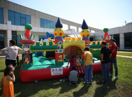 Tüpraş Aile Günü Etkinliği ve Şenlik Organizasyonu tupras aile gunu etkinligi ve senlik organizasyonu 19 İzmir Organizasyon Tüpraş aile günü etkinliği ve şenlik organizasyonu ile İzmir Organizasyon firmamız keyifli bir organizasyonda farklı hizmetlere yer verdi. Tüpraş aile günü etkinliği ve şenlik organizasyonu tedarikçi firması, İzmir Organizasyon firmamıza ulaşarak geniş katılımlı bir organizasyon gerçekleştirileceğini söyledi. Piknik organizasyonu, şenlik organizasyonu, aile günü etkinliği ve organizasyon alanında hizmet veren İzmir Organizasyon firmamız profesyonel ekibi ve kaliteli ekipmanları ile birçok organizasyona öncülük etmiştir. Türkiye'nin 4 farklı noktasında gerçekleştirilecek olan Tüpraş aile günü etkinliği ve şenlik organizasyonu ilk olarak İzmir'de düzenlendi. İzmir Organizasyon firmamız hem yetişkinlere hemde çocuklara yönelik birbirinden farklı ve eğlenceli şişme oyun parkurları temin etmek için hazırlıklara başladı. Şut becerisi, rodeo, sünger bob kaydırak, kedili kombo zıp zıp ve daha birçok şişme oyun parkuruna alanda yer verilmesi planlandı. Ayrıca oyun parkurlarında ve oyun anında eğlenceli sunumlar gerçekleştirmesi için profesyonel sunucu, çocuklarla vakit geçirecek palyaçolar, tahta bacak gösterisi ve daha pek çok hizmete de yer vermek üzere görüşmelerimizi yaptık tedarikçi firmayla. Kedili Kombo Zıp Zıp Oyun Parkurunda Eğlenceli Dakikalar