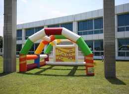 Tüpraş Aile Günü Etkinliği ve Şenlik Organizasyonu tupras aile gunu etkinligi ve senlik organizasyonu 2 İzmir Organizasyon Tüpraş aile günü etkinliği ve şenlik organizasyonu ile İzmir Organizasyon firmamız keyifli bir organizasyonda farklı hizmetlere yer verdi. Tüpraş aile günü etkinliği ve şenlik organizasyonu tedarikçi firması, İzmir Organizasyon firmamıza ulaşarak geniş katılımlı bir organizasyon gerçekleştirileceğini söyledi. Piknik organizasyonu, şenlik organizasyonu, aile günü etkinliği ve organizasyon alanında hizmet veren İzmir Organizasyon firmamız profesyonel ekibi ve kaliteli ekipmanları ile birçok organizasyona öncülük etmiştir. Türkiye'nin 4 farklı noktasında gerçekleştirilecek olan Tüpraş aile günü etkinliği ve şenlik organizasyonu ilk olarak İzmir'de düzenlendi. İzmir Organizasyon firmamız hem yetişkinlere hemde çocuklara yönelik birbirinden farklı ve eğlenceli şişme oyun parkurları temin etmek için hazırlıklara başladı. Şut becerisi, rodeo, sünger bob kaydırak, kedili kombo zıp zıp ve daha birçok şişme oyun parkuruna alanda yer verilmesi planlandı. Ayrıca oyun parkurlarında ve oyun anında eğlenceli sunumlar gerçekleştirmesi için profesyonel sunucu, çocuklarla vakit geçirecek palyaçolar, tahta bacak gösterisi ve daha pek çok hizmete de yer vermek üzere görüşmelerimizi yaptık tedarikçi firmayla. Yetişkin Şişme Oyuncakları Kiralama İzmir