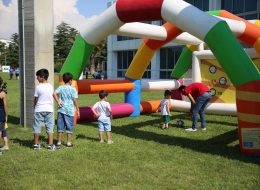 Tüpraş Aile Günü Etkinliği ve Şenlik Organizasyonu tupras aile gunu etkinligi ve senlik organizasyonu 22 İzmir Organizasyon Tüpraş aile günü etkinliği ve şenlik organizasyonu ile İzmir Organizasyon firmamız keyifli bir organizasyonda farklı hizmetlere yer verdi. Tüpraş aile günü etkinliği ve şenlik organizasyonu tedarikçi firması, İzmir Organizasyon firmamıza ulaşarak geniş katılımlı bir organizasyon gerçekleştirileceğini söyledi. Piknik organizasyonu, şenlik organizasyonu, aile günü etkinliği ve organizasyon alanında hizmet veren İzmir Organizasyon firmamız profesyonel ekibi ve kaliteli ekipmanları ile birçok organizasyona öncülük etmiştir. Türkiye'nin 4 farklı noktasında gerçekleştirilecek olan Tüpraş aile günü etkinliği ve şenlik organizasyonu ilk olarak İzmir'de düzenlendi. İzmir Organizasyon firmamız hem yetişkinlere hemde çocuklara yönelik birbirinden farklı ve eğlenceli şişme oyun parkurları temin etmek için hazırlıklara başladı. Şut becerisi, rodeo, sünger bob kaydırak, kedili kombo zıp zıp ve daha birçok şişme oyun parkuruna alanda yer verilmesi planlandı. Ayrıca oyun parkurlarında ve oyun anında eğlenceli sunumlar gerçekleştirmesi için profesyonel sunucu, çocuklarla vakit geçirecek palyaçolar, tahta bacak gösterisi ve daha pek çok hizmete de yer vermek üzere görüşmelerimizi yaptık tedarikçi firmayla. Sivil Animatör Gözetiminde Şut Becerisi Oyunu İzmir