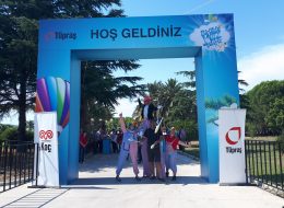 Tüpraş Aile Günü Etkinliği ve Şenlik Organizasyonu tupras aile gunu etkinligi ve senlik organizasyonu 23 İzmir Organizasyon Tüpraş aile günü etkinliği ve şenlik organizasyonu ile İzmir Organizasyon firmamız keyifli bir organizasyonda farklı hizmetlere yer verdi. Tüpraş aile günü etkinliği ve şenlik organizasyonu tedarikçi firması, İzmir Organizasyon firmamıza ulaşarak geniş katılımlı bir organizasyon gerçekleştirileceğini söyledi. Piknik organizasyonu, şenlik organizasyonu, aile günü etkinliği ve organizasyon alanında hizmet veren İzmir Organizasyon firmamız profesyonel ekibi ve kaliteli ekipmanları ile birçok organizasyona öncülük etmiştir. Türkiye'nin 4 farklı noktasında gerçekleştirilecek olan Tüpraş aile günü etkinliği ve şenlik organizasyonu ilk olarak İzmir'de düzenlendi. İzmir Organizasyon firmamız hem yetişkinlere hemde çocuklara yönelik birbirinden farklı ve eğlenceli şişme oyun parkurları temin etmek için hazırlıklara başladı. Şut becerisi, rodeo, sünger bob kaydırak, kedili kombo zıp zıp ve daha birçok şişme oyun parkuruna alanda yer verilmesi planlandı. Ayrıca oyun parkurlarında ve oyun anında eğlenceli sunumlar gerçekleştirmesi için profesyonel sunucu, çocuklarla vakit geçirecek palyaçolar, tahta bacak gösterisi ve daha pek çok hizmete de yer vermek üzere görüşmelerimizi yaptık tedarikçi firmayla. Palyaço ve Tahta Bacak Gösterisi Eşliğinde Davetlileri Karşılama