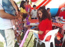 Tüpraş Aile Günü Etkinliği ve Şenlik Organizasyonu tupras aile gunu etkinligi ve senlik organizasyonu 25 İzmir Organizasyon Tüpraş aile günü etkinliği ve şenlik organizasyonu ile İzmir Organizasyon firmamız keyifli bir organizasyonda farklı hizmetlere yer verdi. Tüpraş aile günü etkinliği ve şenlik organizasyonu tedarikçi firması, İzmir Organizasyon firmamıza ulaşarak geniş katılımlı bir organizasyon gerçekleştirileceğini söyledi. Piknik organizasyonu, şenlik organizasyonu, aile günü etkinliği ve organizasyon alanında hizmet veren İzmir Organizasyon firmamız profesyonel ekibi ve kaliteli ekipmanları ile birçok organizasyona öncülük etmiştir. Türkiye'nin 4 farklı noktasında gerçekleştirilecek olan Tüpraş aile günü etkinliği ve şenlik organizasyonu ilk olarak İzmir'de düzenlendi. İzmir Organizasyon firmamız hem yetişkinlere hemde çocuklara yönelik birbirinden farklı ve eğlenceli şişme oyun parkurları temin etmek için hazırlıklara başladı. Şut becerisi, rodeo, sünger bob kaydırak, kedili kombo zıp zıp ve daha birçok şişme oyun parkuruna alanda yer verilmesi planlandı. Ayrıca oyun parkurlarında ve oyun anında eğlenceli sunumlar gerçekleştirmesi için profesyonel sunucu, çocuklarla vakit geçirecek palyaçolar, tahta bacak gösterisi ve daha pek çok hizmete de yer vermek üzere görüşmelerimizi yaptık tedarikçi firmayla. Sosis Balon ve Balon Katlama İzmir