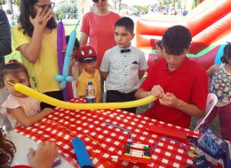 Tüpraş Aile Günü Etkinliği ve Şenlik Organizasyonu tupras aile gunu etkinligi ve senlik organizasyonu 26 İzmir Organizasyon Tüpraş aile günü etkinliği ve şenlik organizasyonu ile İzmir Organizasyon firmamız keyifli bir organizasyonda farklı hizmetlere yer verdi. Tüpraş aile günü etkinliği ve şenlik organizasyonu tedarikçi firması, İzmir Organizasyon firmamıza ulaşarak geniş katılımlı bir organizasyon gerçekleştirileceğini söyledi. Piknik organizasyonu, şenlik organizasyonu, aile günü etkinliği ve organizasyon alanında hizmet veren İzmir Organizasyon firmamız profesyonel ekibi ve kaliteli ekipmanları ile birçok organizasyona öncülük etmiştir. Türkiye'nin 4 farklı noktasında gerçekleştirilecek olan Tüpraş aile günü etkinliği ve şenlik organizasyonu ilk olarak İzmir'de düzenlendi. İzmir Organizasyon firmamız hem yetişkinlere hemde çocuklara yönelik birbirinden farklı ve eğlenceli şişme oyun parkurları temin etmek için hazırlıklara başladı. Şut becerisi, rodeo, sünger bob kaydırak, kedili kombo zıp zıp ve daha birçok şişme oyun parkuruna alanda yer verilmesi planlandı. Ayrıca oyun parkurlarında ve oyun anında eğlenceli sunumlar gerçekleştirmesi için profesyonel sunucu, çocuklarla vakit geçirecek palyaçolar, tahta bacak gösterisi ve daha pek çok hizmete de yer vermek üzere görüşmelerimizi yaptık tedarikçi firmayla. Sosis Balonlardan Yapılan Çeşitli Figürler