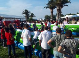 Tüpraş Aile Günü Etkinliği ve Şenlik Organizasyonu tupras aile gunu etkinligi ve senlik organizasyonu 27 İzmir Organizasyon Tüpraş aile günü etkinliği ve şenlik organizasyonu ile İzmir Organizasyon firmamız keyifli bir organizasyonda farklı hizmetlere yer verdi. Tüpraş aile günü etkinliği ve şenlik organizasyonu tedarikçi firması, İzmir Organizasyon firmamıza ulaşarak geniş katılımlı bir organizasyon gerçekleştirileceğini söyledi. Piknik organizasyonu, şenlik organizasyonu, aile günü etkinliği ve organizasyon alanında hizmet veren İzmir Organizasyon firmamız profesyonel ekibi ve kaliteli ekipmanları ile birçok organizasyona öncülük etmiştir. Türkiye'nin 4 farklı noktasında gerçekleştirilecek olan Tüpraş aile günü etkinliği ve şenlik organizasyonu ilk olarak İzmir'de düzenlendi. İzmir Organizasyon firmamız hem yetişkinlere hemde çocuklara yönelik birbirinden farklı ve eğlenceli şişme oyun parkurları temin etmek için hazırlıklara başladı. Şut becerisi, rodeo, sünger bob kaydırak, kedili kombo zıp zıp ve daha birçok şişme oyun parkuruna alanda yer verilmesi planlandı. Ayrıca oyun parkurlarında ve oyun anında eğlenceli sunumlar gerçekleştirmesi için profesyonel sunucu, çocuklarla vakit geçirecek palyaçolar, tahta bacak gösterisi ve daha pek çok hizmete de yer vermek üzere görüşmelerimizi yaptık tedarikçi firmayla. Şenlik Organizasyonu Canlı Langırt Oyun Parkurunda Eğlenceli Anlar