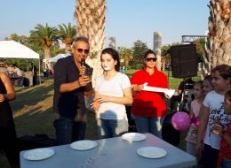 Tüpraş Aile Günü Etkinliği ve Şenlik Organizasyonu tupras aile gunu etkinligi ve senlik organizasyonu 30 İzmir Organizasyon Tüpraş aile günü etkinliği ve şenlik organizasyonu ile İzmir Organizasyon firmamız keyifli bir organizasyonda farklı hizmetlere yer verdi. Tüpraş aile günü etkinliği ve şenlik organizasyonu tedarikçi firması, İzmir Organizasyon firmamıza ulaşarak geniş katılımlı bir organizasyon gerçekleştirileceğini söyledi. Piknik organizasyonu, şenlik organizasyonu, aile günü etkinliği ve organizasyon alanında hizmet veren İzmir Organizasyon firmamız profesyonel ekibi ve kaliteli ekipmanları ile birçok organizasyona öncülük etmiştir. Türkiye'nin 4 farklı noktasında gerçekleştirilecek olan Tüpraş aile günü etkinliği ve şenlik organizasyonu ilk olarak İzmir'de düzenlendi. İzmir Organizasyon firmamız hem yetişkinlere hemde çocuklara yönelik birbirinden farklı ve eğlenceli şişme oyun parkurları temin etmek için hazırlıklara başladı. Şut becerisi, rodeo, sünger bob kaydırak, kedili kombo zıp zıp ve daha birçok şişme oyun parkuruna alanda yer verilmesi planlandı. Ayrıca oyun parkurlarında ve oyun anında eğlenceli sunumlar gerçekleştirmesi için profesyonel sunucu, çocuklarla vakit geçirecek palyaçolar, tahta bacak gösterisi ve daha pek çok hizmete de yer vermek üzere görüşmelerimizi yaptık tedarikçi firmayla. Sunucu Mc Show Eşliğinde Yoğurt Yeme Yarışması İzmir