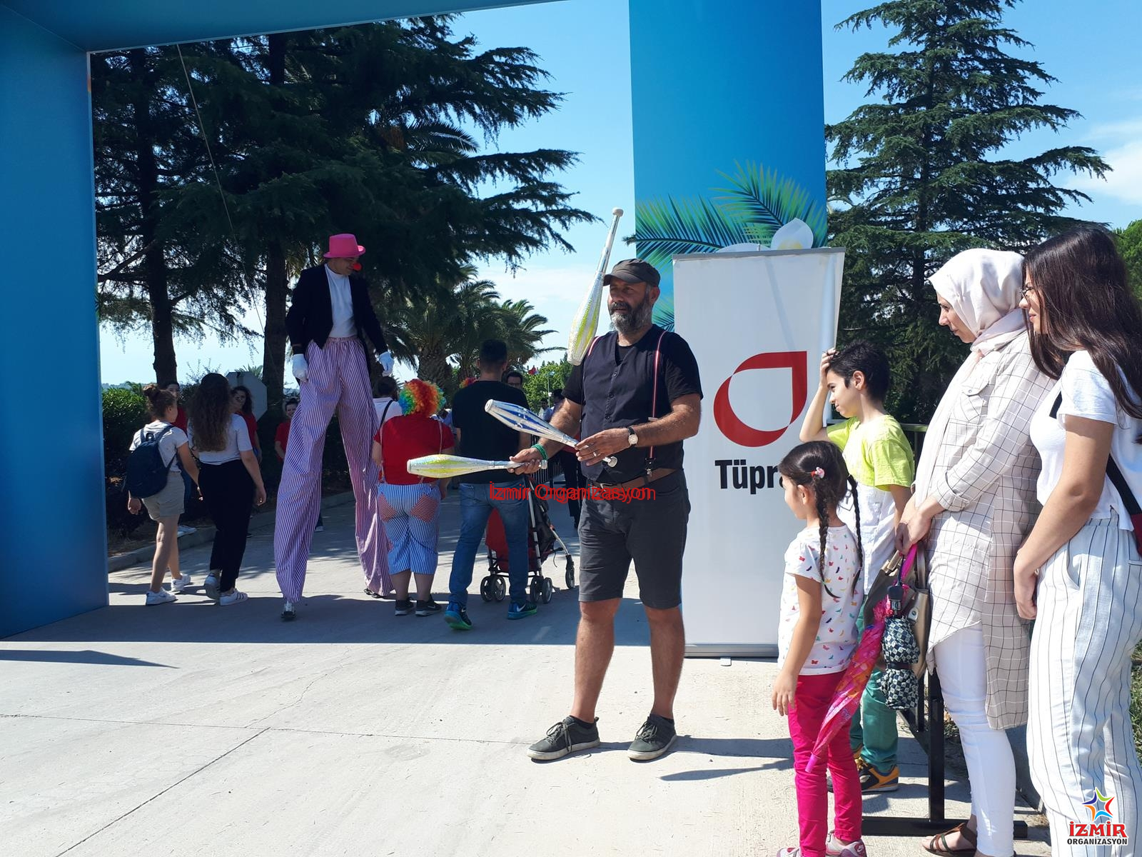 Profesyonel Jonglör Gösterisi Kiralama tupras aile gunu etkinligi ve senlik organizasyonu 31 İzmir Organizasyon Toplar, labutlar, halkalar ve özel ledli ekipmanlarla yerçekimine meydan okuyan nefes kesici bir jonglör gösterisine hazır olun! Festivallerden doğum günlerine, AVM etkinliklerinden açılışlara kadar her organizasyonda; renkli kostümleri, yüksek el-göz koordinasyonu ve interaktif sahne performansıyla izleyenleri büyüleyen İzmir Organizasyon profesyonel jonglör kiralama hizmeti. Jonglör Gösterisi İzmir Şenlik Organizasyonu