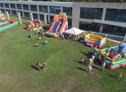 Tüpraş Aile Günü Etkinliği ve Şenlik Organizasyonu tupras aile gunu etkinligi ve senlik organizasyonu 34 İzmir Organizasyon Tüpraş aile günü etkinliği ve şenlik organizasyonu ile İzmir Organizasyon firmamız keyifli bir organizasyonda farklı hizmetlere yer verdi. Tüpraş aile günü etkinliği ve şenlik organizasyonu tedarikçi firması, İzmir Organizasyon firmamıza ulaşarak geniş katılımlı bir organizasyon gerçekleştirileceğini söyledi. Piknik organizasyonu, şenlik organizasyonu, aile günü etkinliği ve organizasyon alanında hizmet veren İzmir Organizasyon firmamız profesyonel ekibi ve kaliteli ekipmanları ile birçok organizasyona öncülük etmiştir. Türkiye'nin 4 farklı noktasında gerçekleştirilecek olan Tüpraş aile günü etkinliği ve şenlik organizasyonu ilk olarak İzmir'de düzenlendi. İzmir Organizasyon firmamız hem yetişkinlere hemde çocuklara yönelik birbirinden farklı ve eğlenceli şişme oyun parkurları temin etmek için hazırlıklara başladı. Şut becerisi, rodeo, sünger bob kaydırak, kedili kombo zıp zıp ve daha birçok şişme oyun parkuruna alanda yer verilmesi planlandı. Ayrıca oyun parkurlarında ve oyun anında eğlenceli sunumlar gerçekleştirmesi için profesyonel sunucu, çocuklarla vakit geçirecek palyaçolar, tahta bacak gösterisi ve daha pek çok hizmete de yer vermek üzere görüşmelerimizi yaptık tedarikçi firmayla. Tüpraş Piknik Organizasyonu İzmir