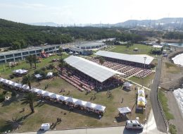 Tüpraş Aile Günü Etkinliği ve Şenlik Organizasyonu tupras aile gunu etkinligi ve senlik organizasyonu 35 İzmir Organizasyon Tüpraş aile günü etkinliği ve şenlik organizasyonu ile İzmir Organizasyon firmamız keyifli bir organizasyonda farklı hizmetlere yer verdi. Tüpraş aile günü etkinliği ve şenlik organizasyonu tedarikçi firması, İzmir Organizasyon firmamıza ulaşarak geniş katılımlı bir organizasyon gerçekleştirileceğini söyledi. Piknik organizasyonu, şenlik organizasyonu, aile günü etkinliği ve organizasyon alanında hizmet veren İzmir Organizasyon firmamız profesyonel ekibi ve kaliteli ekipmanları ile birçok organizasyona öncülük etmiştir. Türkiye'nin 4 farklı noktasında gerçekleştirilecek olan Tüpraş aile günü etkinliği ve şenlik organizasyonu ilk olarak İzmir'de düzenlendi. İzmir Organizasyon firmamız hem yetişkinlere hemde çocuklara yönelik birbirinden farklı ve eğlenceli şişme oyun parkurları temin etmek için hazırlıklara başladı. Şut becerisi, rodeo, sünger bob kaydırak, kedili kombo zıp zıp ve daha birçok şişme oyun parkuruna alanda yer verilmesi planlandı. Ayrıca oyun parkurlarında ve oyun anında eğlenceli sunumlar gerçekleştirmesi için profesyonel sunucu, çocuklarla vakit geçirecek palyaçolar, tahta bacak gösterisi ve daha pek çok hizmete de yer vermek üzere görüşmelerimizi yaptık tedarikçi firmayla. Tüpraş Piknik Organizasyonu İzmir