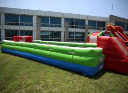 Tüpraş Aile Günü Etkinliği ve Şenlik Organizasyonu tupras aile gunu etkinligi ve senlik organizasyonu 4 İzmir Organizasyon Tüpraş aile günü etkinliği ve şenlik organizasyonu ile İzmir Organizasyon firmamız keyifli bir organizasyonda farklı hizmetlere yer verdi. Tüpraş aile günü etkinliği ve şenlik organizasyonu tedarikçi firması, İzmir Organizasyon firmamıza ulaşarak geniş katılımlı bir organizasyon gerçekleştirileceğini söyledi. Piknik organizasyonu, şenlik organizasyonu, aile günü etkinliği ve organizasyon alanında hizmet veren İzmir Organizasyon firmamız profesyonel ekibi ve kaliteli ekipmanları ile birçok organizasyona öncülük etmiştir. Türkiye'nin 4 farklı noktasında gerçekleştirilecek olan Tüpraş aile günü etkinliği ve şenlik organizasyonu ilk olarak İzmir'de düzenlendi. İzmir Organizasyon firmamız hem yetişkinlere hemde çocuklara yönelik birbirinden farklı ve eğlenceli şişme oyun parkurları temin etmek için hazırlıklara başladı. Şut becerisi, rodeo, sünger bob kaydırak, kedili kombo zıp zıp ve daha birçok şişme oyun parkuruna alanda yer verilmesi planlandı. Ayrıca oyun parkurlarında ve oyun anında eğlenceli sunumlar gerçekleştirmesi için profesyonel sunucu, çocuklarla vakit geçirecek palyaçolar, tahta bacak gösterisi ve daha pek çok hizmete de yer vermek üzere görüşmelerimizi yaptık tedarikçi firmayla. Şenlik Organizasyonu İnsan Langırtı Kiralama İzmir