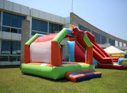 Tüpraş Aile Günü Etkinliği ve Şenlik Organizasyonu tupras aile gunu etkinligi ve senlik organizasyonu 5 İzmir Organizasyon Tüpraş aile günü etkinliği ve şenlik organizasyonu ile İzmir Organizasyon firmamız keyifli bir organizasyonda farklı hizmetlere yer verdi. Tüpraş aile günü etkinliği ve şenlik organizasyonu tedarikçi firması, İzmir Organizasyon firmamıza ulaşarak geniş katılımlı bir organizasyon gerçekleştirileceğini söyledi. Piknik organizasyonu, şenlik organizasyonu, aile günü etkinliği ve organizasyon alanında hizmet veren İzmir Organizasyon firmamız profesyonel ekibi ve kaliteli ekipmanları ile birçok organizasyona öncülük etmiştir. Türkiye'nin 4 farklı noktasında gerçekleştirilecek olan Tüpraş aile günü etkinliği ve şenlik organizasyonu ilk olarak İzmir'de düzenlendi. İzmir Organizasyon firmamız hem yetişkinlere hemde çocuklara yönelik birbirinden farklı ve eğlenceli şişme oyun parkurları temin etmek için hazırlıklara başladı. Şut becerisi, rodeo, sünger bob kaydırak, kedili kombo zıp zıp ve daha birçok şişme oyun parkuruna alanda yer verilmesi planlandı. Ayrıca oyun parkurlarında ve oyun anında eğlenceli sunumlar gerçekleştirmesi için profesyonel sunucu, çocuklarla vakit geçirecek palyaçolar, tahta bacak gösterisi ve daha pek çok hizmete de yer vermek üzere görüşmelerimizi yaptık tedarikçi firmayla. Aile Günü Etkinliği Papyonlu Zıp Zıp Kiralama İzmir