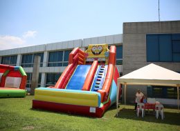 Tüpraş Aile Günü Etkinliği ve Şenlik Organizasyonu tupras aile gunu etkinligi ve senlik organizasyonu 7 İzmir Organizasyon Tüpraş aile günü etkinliği ve şenlik organizasyonu ile İzmir Organizasyon firmamız keyifli bir organizasyonda farklı hizmetlere yer verdi. Tüpraş aile günü etkinliği ve şenlik organizasyonu tedarikçi firması, İzmir Organizasyon firmamıza ulaşarak geniş katılımlı bir organizasyon gerçekleştirileceğini söyledi. Piknik organizasyonu, şenlik organizasyonu, aile günü etkinliği ve organizasyon alanında hizmet veren İzmir Organizasyon firmamız profesyonel ekibi ve kaliteli ekipmanları ile birçok organizasyona öncülük etmiştir. Türkiye'nin 4 farklı noktasında gerçekleştirilecek olan Tüpraş aile günü etkinliği ve şenlik organizasyonu ilk olarak İzmir'de düzenlendi. İzmir Organizasyon firmamız hem yetişkinlere hemde çocuklara yönelik birbirinden farklı ve eğlenceli şişme oyun parkurları temin etmek için hazırlıklara başladı. Şut becerisi, rodeo, sünger bob kaydırak, kedili kombo zıp zıp ve daha birçok şişme oyun parkuruna alanda yer verilmesi planlandı. Ayrıca oyun parkurlarında ve oyun anında eğlenceli sunumlar gerçekleştirmesi için profesyonel sunucu, çocuklarla vakit geçirecek palyaçolar, tahta bacak gösterisi ve daha pek çok hizmete de yer vermek üzere görüşmelerimizi yaptık tedarikçi firmayla. Sünger Bob Kaydırak ve Şişme Çocuk Oyuncakları Kiralama İzmir