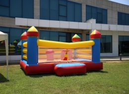 Tüpraş Aile Günü Etkinliği ve Şenlik Organizasyonu tupras aile gunu etkinligi ve senlik organizasyonu 8 İzmir Organizasyon Tüpraş aile günü etkinliği ve şenlik organizasyonu ile İzmir Organizasyon firmamız keyifli bir organizasyonda farklı hizmetlere yer verdi. Tüpraş aile günü etkinliği ve şenlik organizasyonu tedarikçi firması, İzmir Organizasyon firmamıza ulaşarak geniş katılımlı bir organizasyon gerçekleştirileceğini söyledi. Piknik organizasyonu, şenlik organizasyonu, aile günü etkinliği ve organizasyon alanında hizmet veren İzmir Organizasyon firmamız profesyonel ekibi ve kaliteli ekipmanları ile birçok organizasyona öncülük etmiştir. Türkiye'nin 4 farklı noktasında gerçekleştirilecek olan Tüpraş aile günü etkinliği ve şenlik organizasyonu ilk olarak İzmir'de düzenlendi. İzmir Organizasyon firmamız hem yetişkinlere hemde çocuklara yönelik birbirinden farklı ve eğlenceli şişme oyun parkurları temin etmek için hazırlıklara başladı. Şut becerisi, rodeo, sünger bob kaydırak, kedili kombo zıp zıp ve daha birçok şişme oyun parkuruna alanda yer verilmesi planlandı. Ayrıca oyun parkurlarında ve oyun anında eğlenceli sunumlar gerçekleştirmesi için profesyonel sunucu, çocuklarla vakit geçirecek palyaçolar, tahta bacak gösterisi ve daha pek çok hizmete de yer vermek üzere görüşmelerimizi yaptık tedarikçi firmayla. Zıp Zıp Oyun Parkuru Kiralama İzmir Şişme Çocuk Oyuncakları Temini