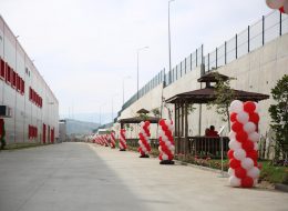 Turgutlu Teknopanel Açılış Organizasyonu turgutlu teknopanel acilis organizasyonu 1 İzmir Organizasyon Turgutlu Teknopanel açılış organizasyonu ile İzmir Organizasyon şirketimiz unutulmayacak ve gösterişli bir organizasyona imza attı. Şirketlerin ve kurumların hizmet vermeye başlayacağı ilk gün dikkat çekici ve ses getiren açılış organizasyonları düzenliyoruz. Profesyonel ekip ve kaliteli ekipmanlarımızın yanında, yaratıcı ve yenilikçi çözümlerimizle birlikte gerçekleştiriyoruz. Başta İzmir ve yakın çevresinde olmak üzere, Ege Bölgesi ve tüm Türkiye’de açılış organizasyonları planlıyor ve organize ediyoruz. İşletmenizin açılışını yapmak için, sizlere yardımcı olması ve daha kolay seçim yapabilmeniz açısından, açılış organizasyonu çeşitlerimizi inceleyebilirsiniz. Turgutlu Teknopanel açılış organizasyonu için İzmir Organizasyon şirketimize ulaşan tedarikçi firma ile uzun süre görüşmelerimiz devam etti. Organizasyon içerisinde yer vereceğimiz hizmetler oldukça ayrıntılıydı. Hem iç hem de dış mekanda yer vereceğimiz balon süsleme firmanın kurumsal renklerini yansıtacaktı. Yine organizasyon alanı içerisinde bistro masa, kokteyl ikramları, show bar, masa ve sandalye, ses sistemi gibi hizmetlere de yer vermeyi planladık. Turgutlu Teknopanel açılış organizasyon için tüm planlamaları hazırladıktan sonra İzmir Organizasyon ekibi olarak çalışmalarımıza başladık. Açılış Organizasyonu Balon Süsleme